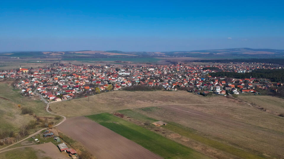 Borský Mikuláš vznikol spojením dvoch obcí: Borského Mikuláša (vľavo) a Borského Petra (vpravo).