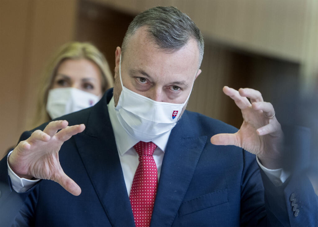 Na snímke vľavo poslankyňa NR SR Petra Krištúfková a vpravo minister práce, sociálnych vecí a rodiny Milan Krajniak (obaja Sme rodina) počas brífingu s novinármi v rámci 25. zasadnutia vlády SR v streda 17. júna 2020 v Bratislave. Petra Krištúfková bude novou splnomocnenkyňou vlády pre podporu rodiny a sociálnu pomoc. Ide o nový post, ktorý vznikne na návrh ministra práce Milana Krajniaka. Návrh na jej vymenovanie v stredu schválila vláda premiéra Igora Matoviča (OĽaNO). FOTO TASR - Martin Bauma