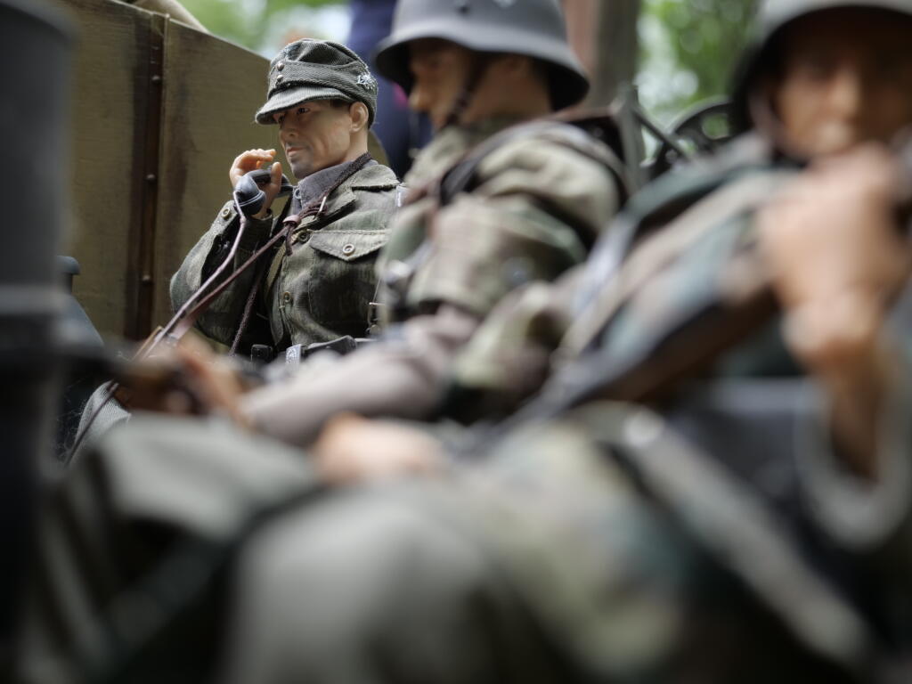 Rekonštrukcia tankovej bitky o mesto Bastogne s modelmi 1:6.