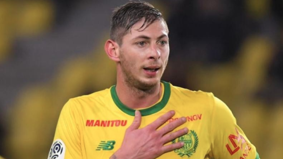 Rok po smrti Emiliana Salu († 28) rodina futbalistu stále hľadá odpovede ohľadom tragédie. Sala zomrel pri leteckej havárii 21. januára 2019.