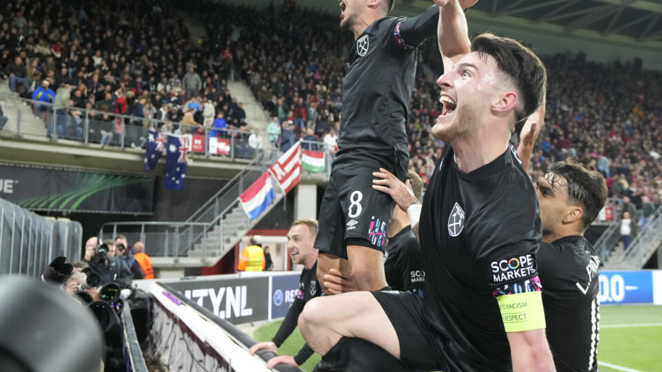 WA 25 Alkmaar - Futbalisti West Hamu United sa tešia po odvetnom zápase semifinále Európskej konferenčnej ligy AZ Alkmaar - West Ham United v holandskom meste Alkmaar vo štvrtok 18. mája 2023. FOTO TASR/AP 

West Ham's Declan Rice, center, and his teammates celebrate after the Conference League second leg semifinal soccer match between AZ Alkmaar and West Ham United at the AZ stadium in Alkmaar, Netherlands, Thursday, May 18, 2023. (AP Photo/Peter Dejong)