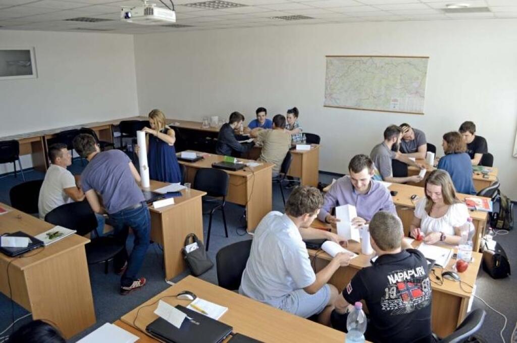 Pomáhajú nešťastným vysokoškolákom. A bojujú o prežitie