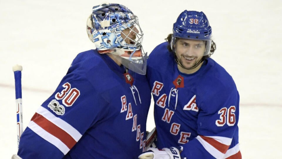 Brankár New Yourku Rangers Henrik Lundqvist sa po otázke novinára na odchod spoluhráča Mats Zuccarello z klubu rozplakal.