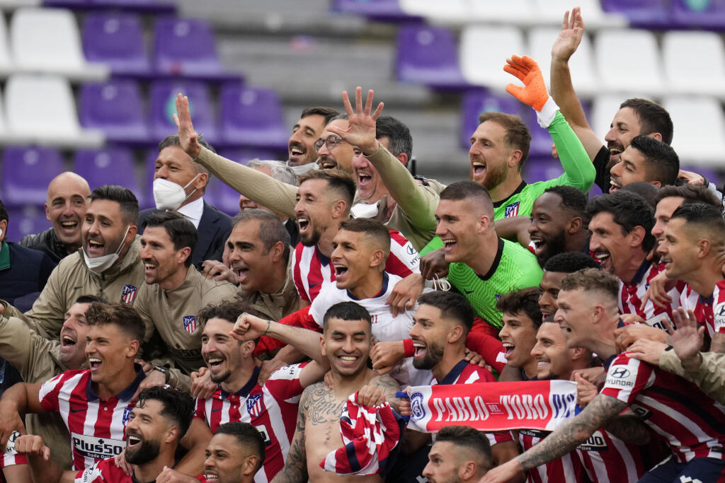 EBE 89 Valladolid - Na snímke hráči Atletica Madrid oslavujú 11. majstrovský titul v španielskej futbalovej La Lige po záverečnom 38. kole, v ktorom zdolali Real Valladolid 2:1 vo Valladolide v sobotu 22. mája 2021. FOTO TASR/AP
Atletico Madrid players celebrate at the end of the Spanish La Liga soccer match between Atletico Madrid and Valladolid at the Jose Zorrilla stadium in Valladolid, Spain, Saturday, May 22, 2021. Atletico won 2-1 and clinches its 11th Spanish La Liga title. (AP Photo/Man