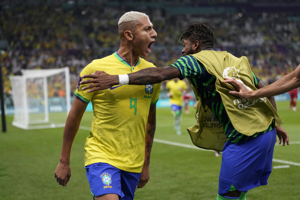 WA 39 Lúsajl - Brazílsky futbalista Richarlison (vľavo) sa teší po strelení úvodného gólu v zápase základnej G-skupiny Brazília - Srbsko počas majstrovstiev sveta v katarskom meste Lúsajl vo štvrtok 24. novembra 2022. FOTO TASR/AP
Brazil's Richarlison celebrates after scoring the opening goal during the World Cup group G soccer match between Brazil and Serbia, at the Lusail Stadium in Lusail, Qatar, Thursday, Nov. 24, 2022. (AP Photo/Andre Penner)