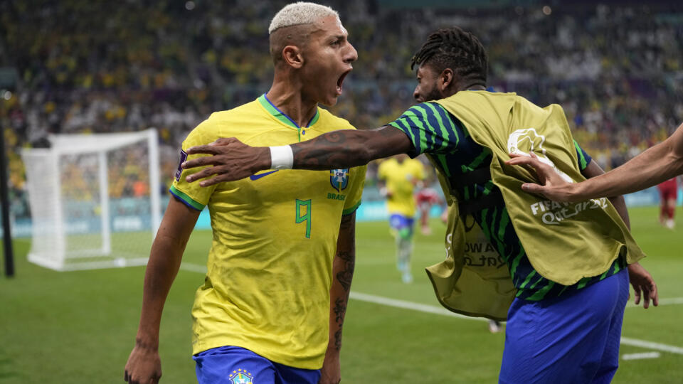 WA 39 Lúsajl - Brazílsky futbalista Richarlison (vľavo) sa teší po strelení úvodného gólu v zápase základnej G-skupiny Brazília - Srbsko počas majstrovstiev sveta v katarskom meste Lúsajl vo štvrtok 24. novembra 2022. FOTO TASR/AP
Brazil's Richarlison celebrates after scoring the opening goal during the World Cup group G soccer match between Brazil and Serbia, at the Lusail Stadium in Lusail, Qatar, Thursday, Nov. 24, 2022. (AP Photo/Andre Penner)