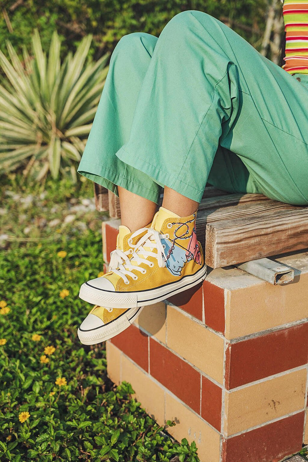L'actrice Millie Bobby Brown et l'artiste thaďlandaise Pauline Wattanodom posent pour la nouvelle campagne de Converse, le 15 mars 2021. Millie Bobby Brown and Converse have teamed up once again to rework one of the footwear brand's classic silhouettes. The Chuck Taylor All Star is set to arrive in new designs created in collaboration with 20-year-old Thai multi-disciplinary artist Pauline Wattanodom, who is also a part of the ongoing Converse All Stars program.,Image: 597869963, License: Rights