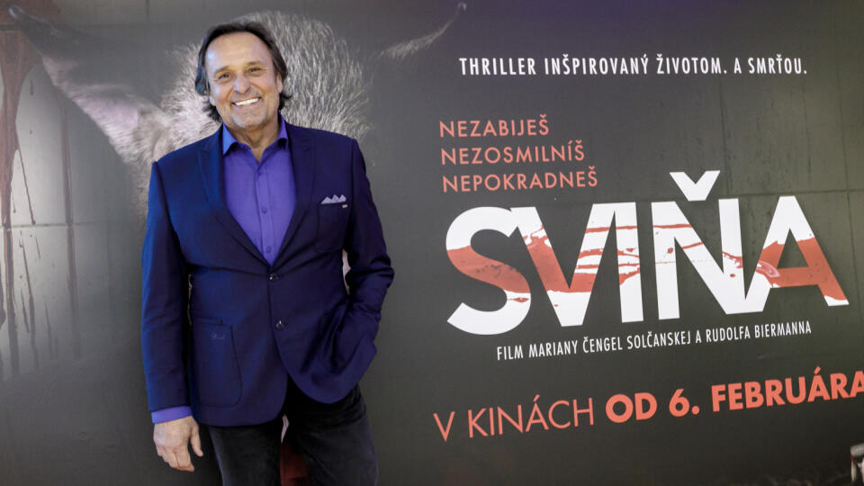 Na snímke herec Jozef Vajda, ktorý stvárnil postavu Wagnera pred slávnostnou premiérou slovenského filmu Sviňa v Bratislave 4. februára 2020. FOTO TASR - Dano Veselský