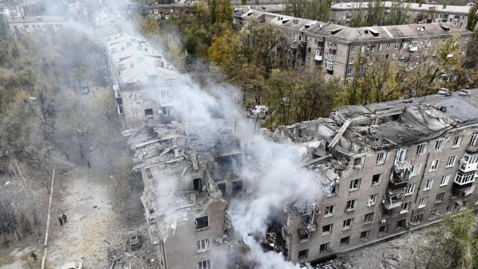 WA 52 Kryvyj Rih - Dym stúpa z obytnej budovy po útoku ruskej armády na banské mesto Kryvyj Rih v strednej časti Ukrajiny v pondelok 11. novembra 2024. FOTO TASR/AP
In this image provided by the Ukrainian Emergency Service on Monday, Nov. 11, 2024, a smoke rises out of an apartments building after a Russian attack in Kryvyi Rih, Ukraine. (Ukrainian Emergency Service via AP)