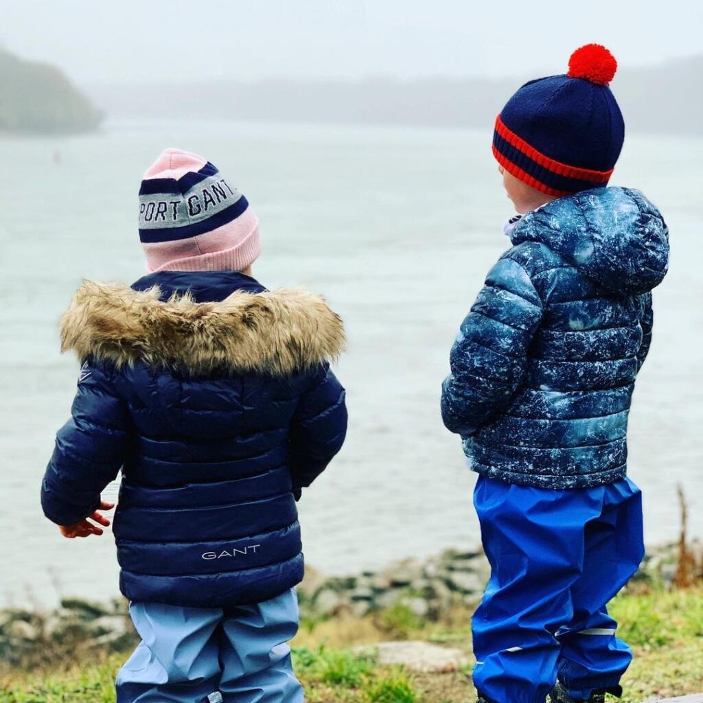 Drobci sú oblečení vkusne a veľmi prakticky. Gumené nohavice sú vhodné na skúmanie mlák. Hrejú ich teplé bundičky. Lianka (2) nie je ružová ako túži byť väčšina dievčatiek v jej veku, ale do modra zladená s bračekom.