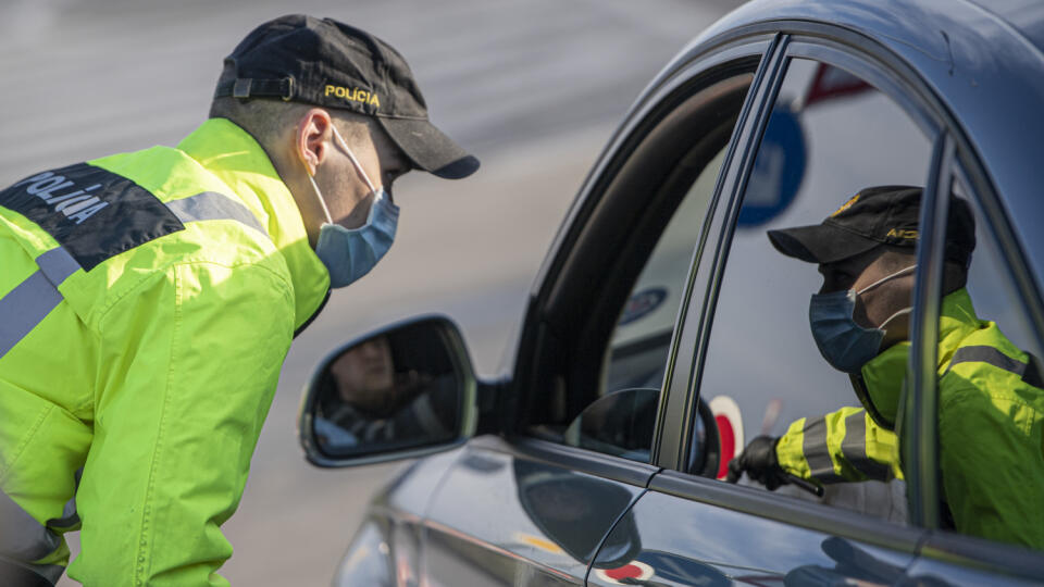 Pendleri sa na hraniciach budú musieť preukázať negatívnym testom na COVID-19.