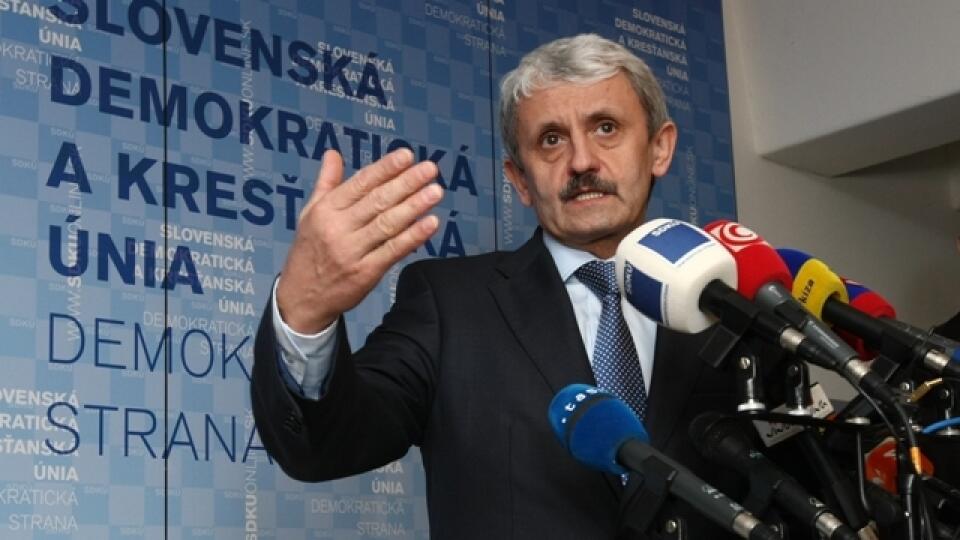 Moja strana, môj hrad:
Mikuláš
Dzurinda
sa chystá
obhajovať svoju
predsednícku
funkciu
v straníckych
voľbách.