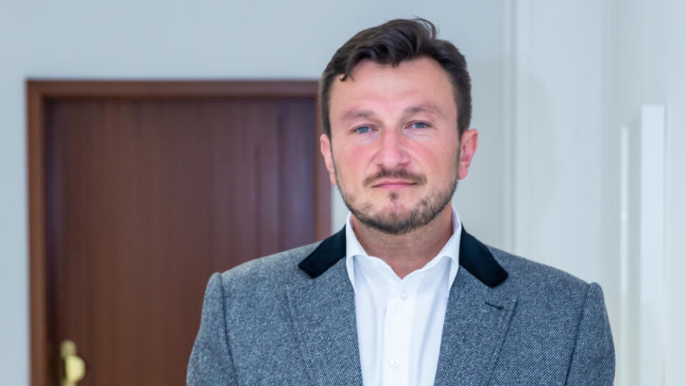 Na snímke je Radoslav Čuha po tlačovej konferencii.