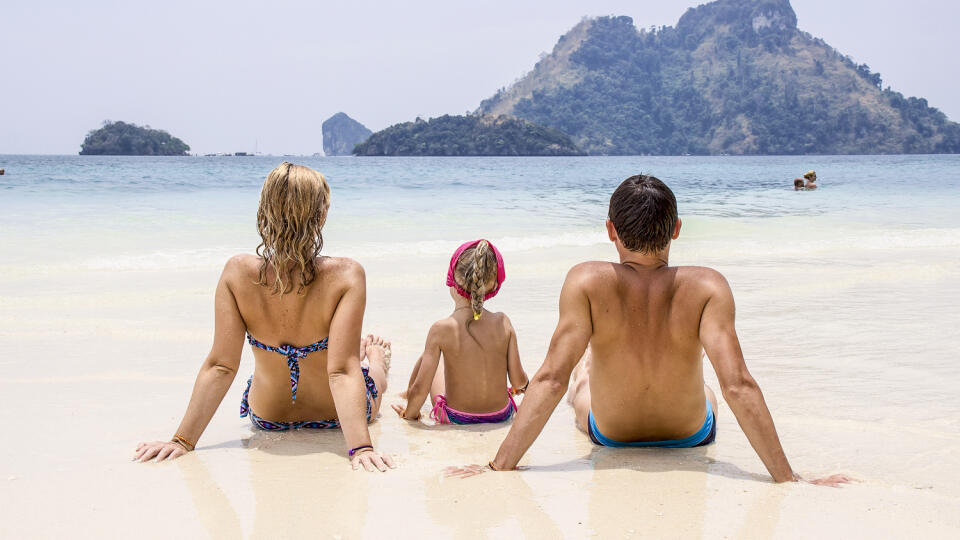 Family,Resting,On,The,Sea