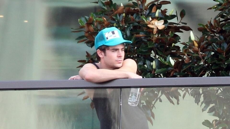 Zac Efron na balkóne svojej hotelovej izby v Sydney.