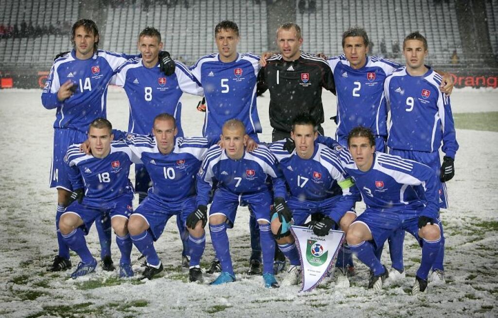 Z¾ava hore: Slovenskí reprezentanti Ján Kozák, Zdenko Štrba, Kornel Saláta, Ján Mucha, Martin Petráš, Stanislav Šesták, Erik Jendrišek, Kamil Kopúnek, Vladimír Weiss ml., Marek Hamšík a Peter Pekerík pózujú pred zaèiatkom zápasu Po¾sko - Slovensko. Po¾sko, Chorzow, 14. október 2009. Foto: SITA/Tomáš Benedikoviè