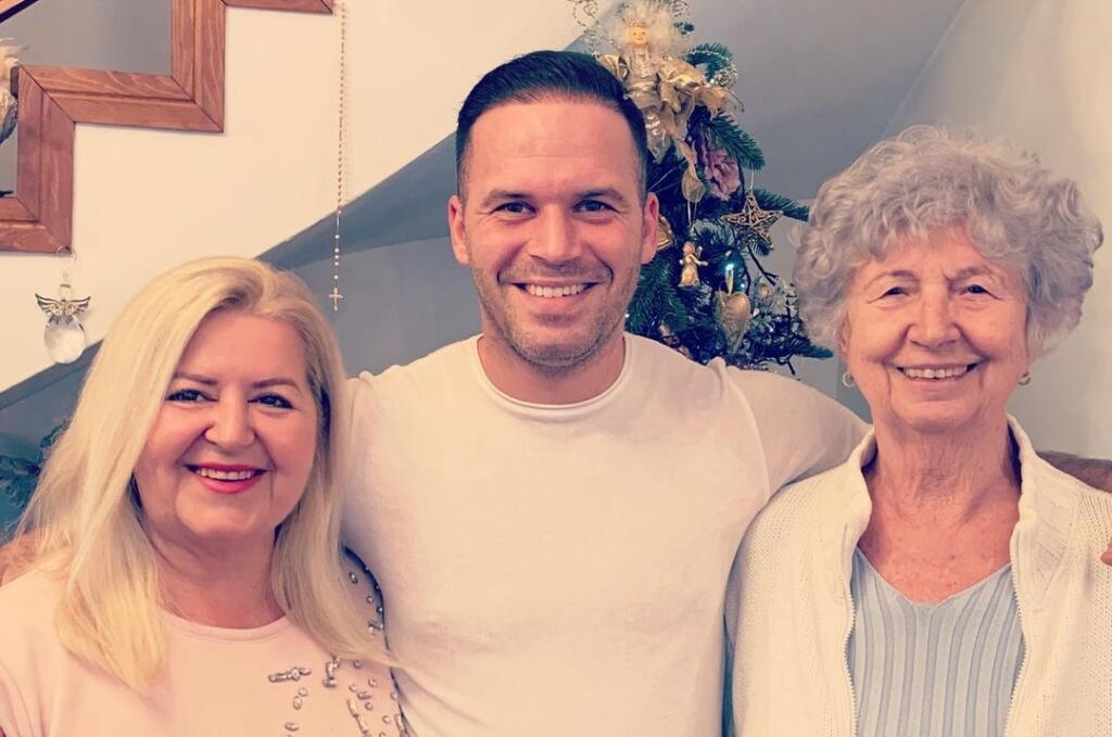 Pašek mal s mamou a babkou blízky vzťah. Často uverejňoval na sociálnu sieť spoločné zábery.