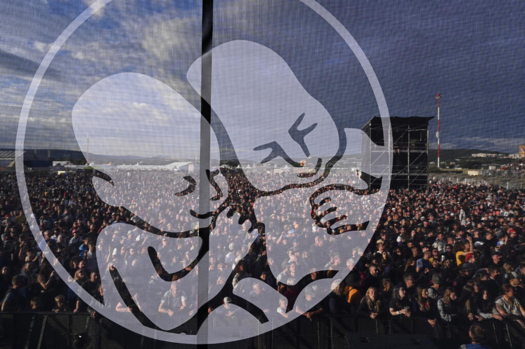 Na snímke pohľad na divákov pod hlavným pódiom cez logo festivalu počas druhého večera letného festivalu Pohoda 2022, 8. júla 2022 na letisku v Trenčíne. FOTO TASR - Radovan Stoklasa