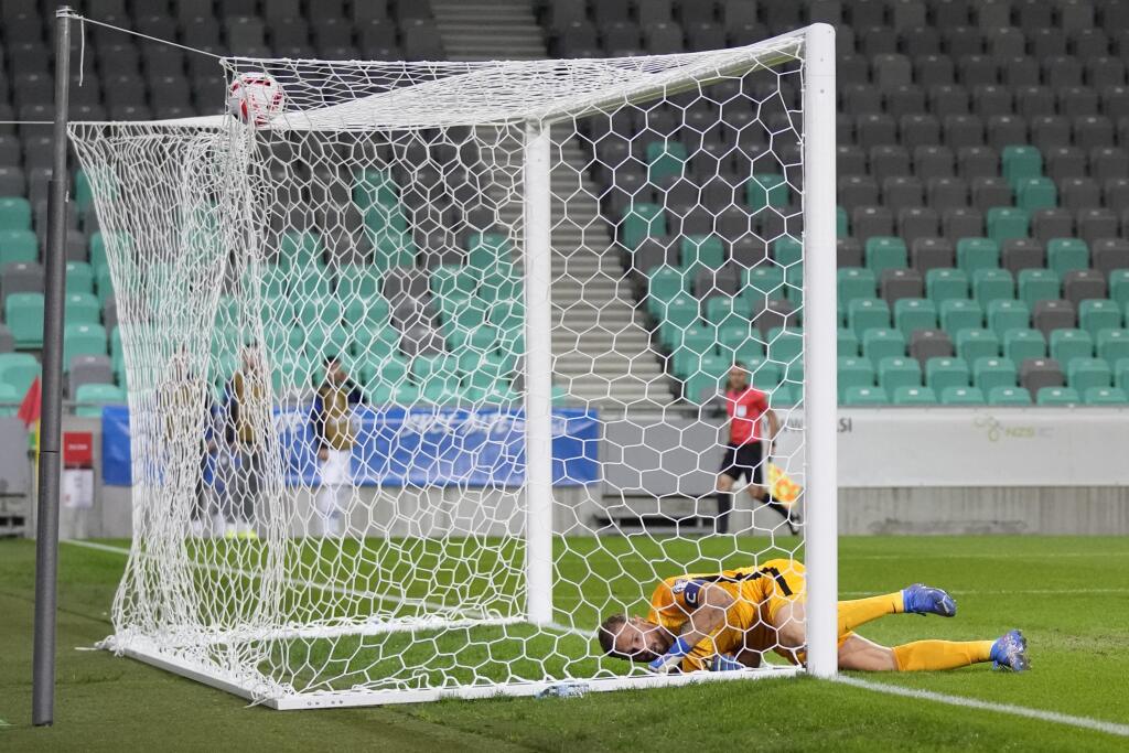 EBE 88 Ľubľana - Na snímke dole slovinský brankár Jan Oblak inkasuje gól, jeho autorom je slovenský útočník Róbert Boženík (nie je na snímke) v zápase H-skupiny kvalifikácie MS 2022 vo futbale Slovinsko - Slovensko v Ľubľani 1. septembra 2021. FOTO TASR/AP
Slovakia's Robert Bozenik, not pictured, scores their first goal past Slovenia's goalkeeper Jan Oblak during the World Cup 2022 group H qualifying soccer match between Slovenia and Slovakia at the Stozice Sports Park stadium in Ljubljana, We