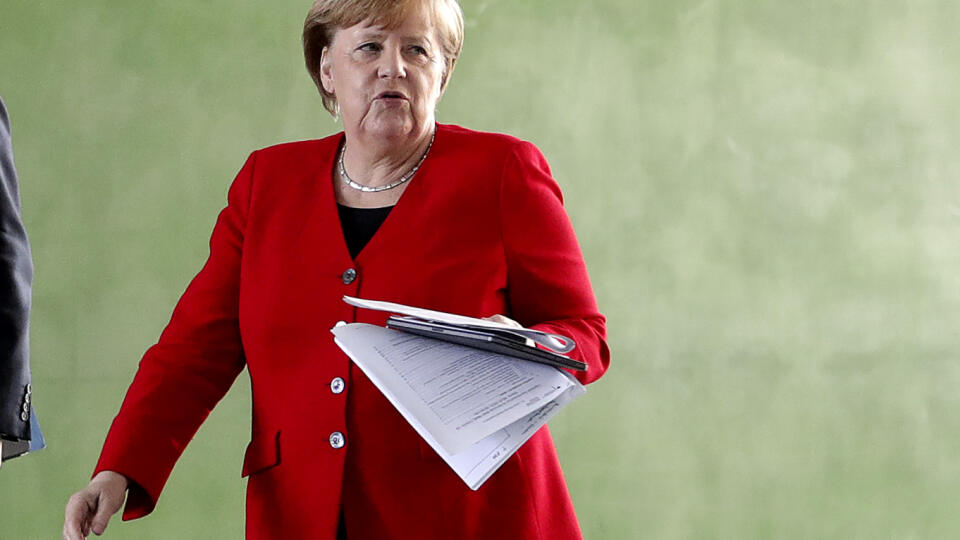 EBE 23 Berlín - Nemecká kancelárka Angela Merkelová prichádza na tlačovú konferenciu v Berlíne 6. mája 2020. Nemecko prekonalo prvú fázu pandémie, stále sa však nachádza len na jej začiatku. Povedala to v stredu nemecká kancelárka Angela Merkelová po telekonferencii s premiérmi 16 spolkových krajín. FOTO TASR/AP
German Chancellor Angela Merkel goes to a press conference in Berlin, Germany, Wednesday, May 6, 2020 after an online meeting of Merkel and the German state governors on the loosening o