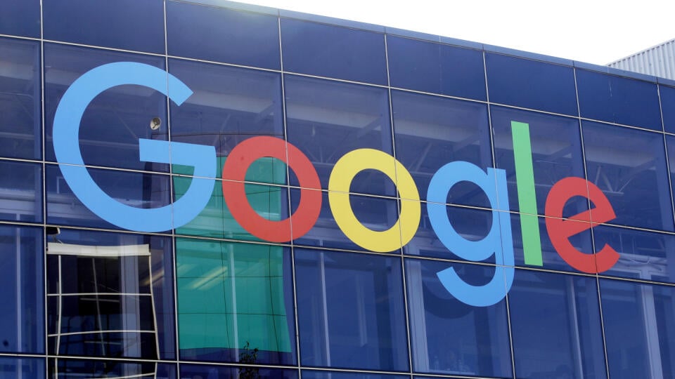 KK34 Mountain View - Na archívnej snímke z 24. sepetmbra 2019 nápis Google na budove v americkom Mountain View. Európska komisia v utorok 22. júna 2021 otvorila vyšetrovanie Google, ktorý je divíziou koncernu Alphabet, pre jeho praktiky v oblasti digitálnej reklamy. EK preskúma, či spoločnosť dáva prednosť vlastnému biznisu a znevýhodňuje konkurentov, inzerentov a online vydavateľov. FOTO TASR/AP
FILE - In this Sept. 24, 2019, file photo a sign is shown on a Google building at their campus in Mo