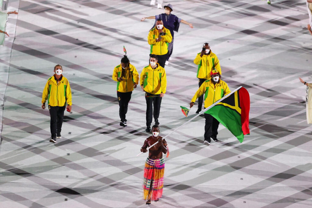 Vlajkonosič Vanuatu Riilio Rii sa takisto predviedol v sukni a poriadne namazaný olejom.