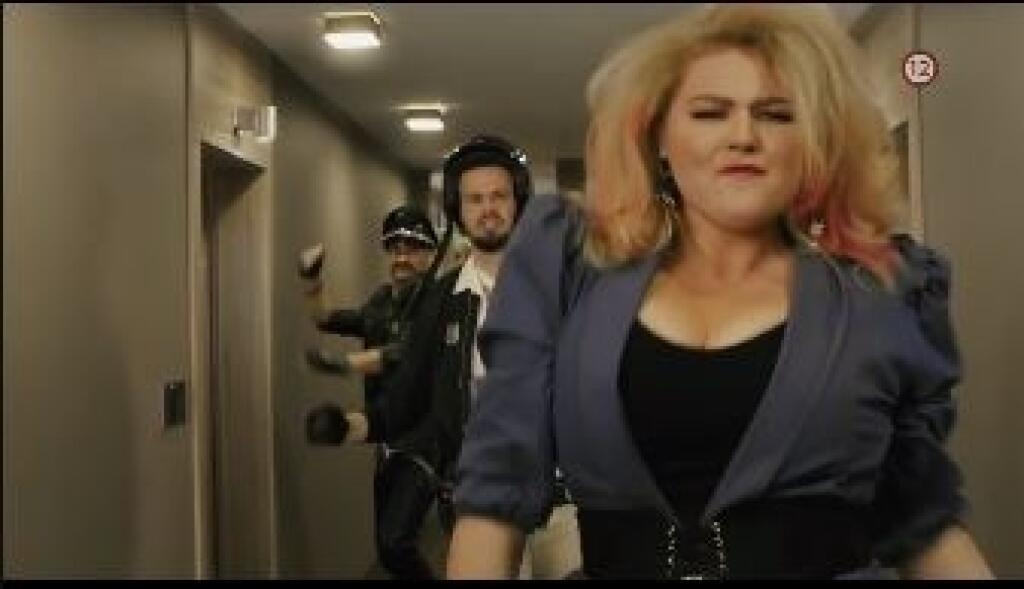 Evelyn v upútavke zmenili na Cyndi Lauper.