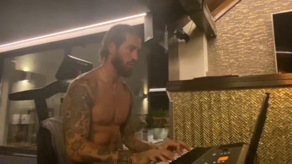 VIDEO Tvrdý pilier Realu Sergio Ramos šokoval svet: Futbal vymenil za klavír!
