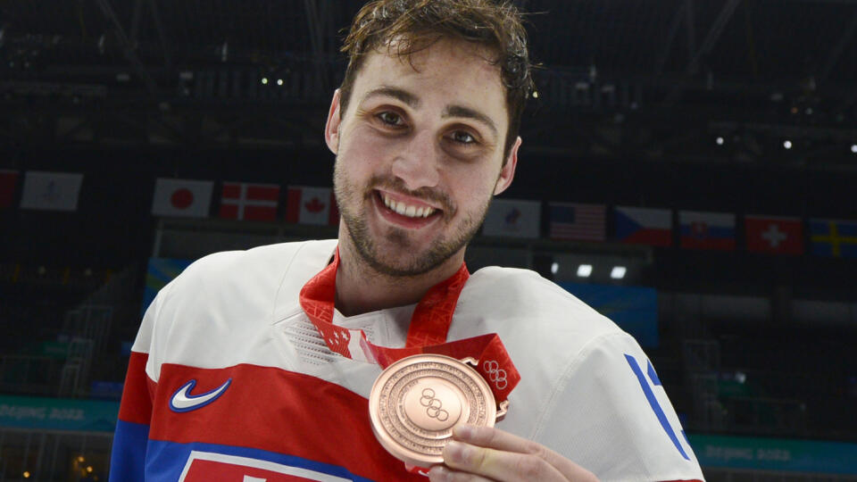 Na snímke slovenský hokejista Tomáš Jurčo oslavuje po zisku bronzu po zápase olympijského turnaja v hokeji mužov o bronz Slovensko - Švédsko na ZOH 2022 v Pekingu v sobotu 19. februára 2022. FOTO TASR - Martin Baumann