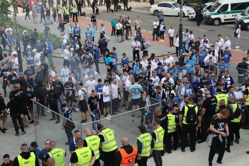 Finále Slovnaft Cupu medzi Slovanom Bratislava a Spartakom Trnava sprevádzali prísne opatrenia. Takto to vyzeralo pred štadiónom.