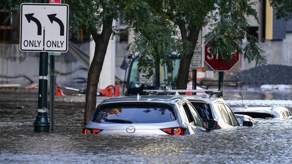 EBE 31 Philadelphia - Na snímke zaplavené automobily v americkej  Philadelphii vo štvrtok 2. septembra 2021 po lejakoch a silnom vetre zo zvyškov hurikánu Ida. FOTO TASR/AP

 
Vehicles are under water during flooding in Philadelphia, Thursday, Sept. 2, 2021 in the aftermath of downpours and high winds from the remnants of Hurricane Ida that hit the area. (AP Photo/Matt Rourke)