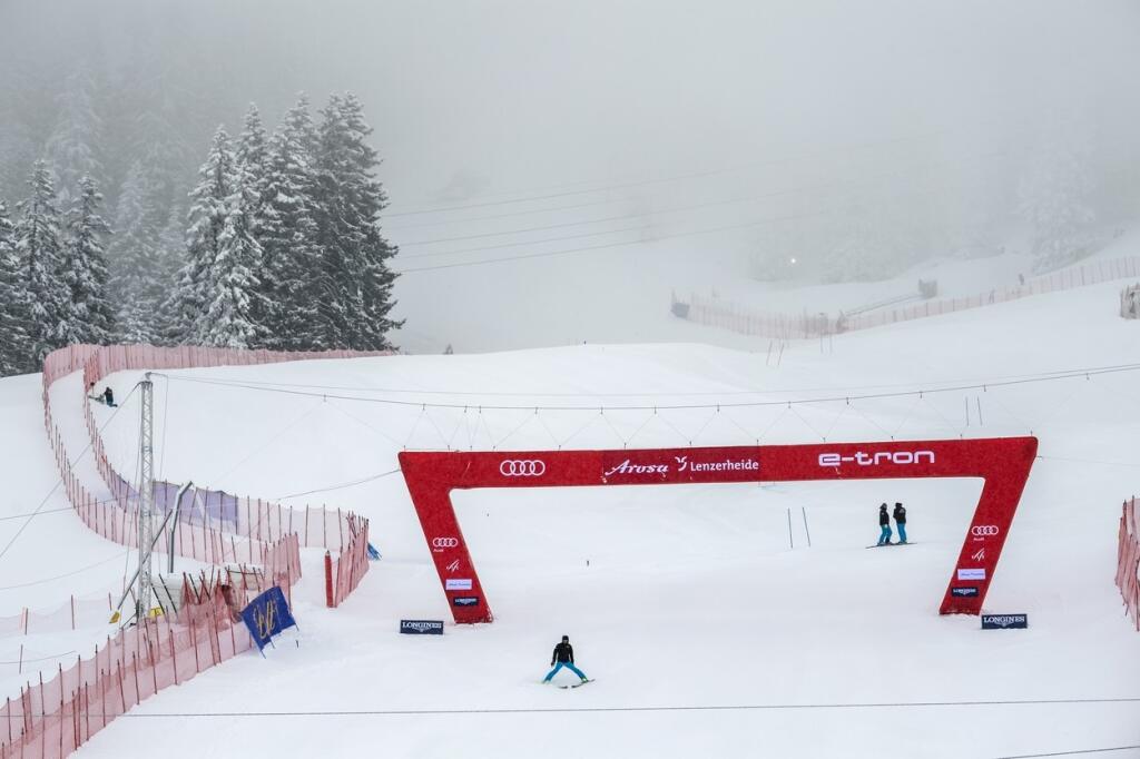Organizátori tvrdo pracovali na tom, aby sa Super-G uskutočnilo, počasie však bolo proti.