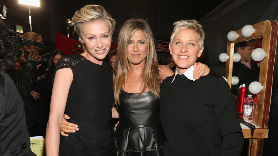 Jennifer s Ellen DeGeneres (vpravo), ktorá pôvodne mala hrať Phoebe, no nemala záujem. Moderátorka je v anglicky hovoriacich krajinách rovnako slávna, ako u nás Adela Vinczeová. Na snímke je aj so svojou manželkou.