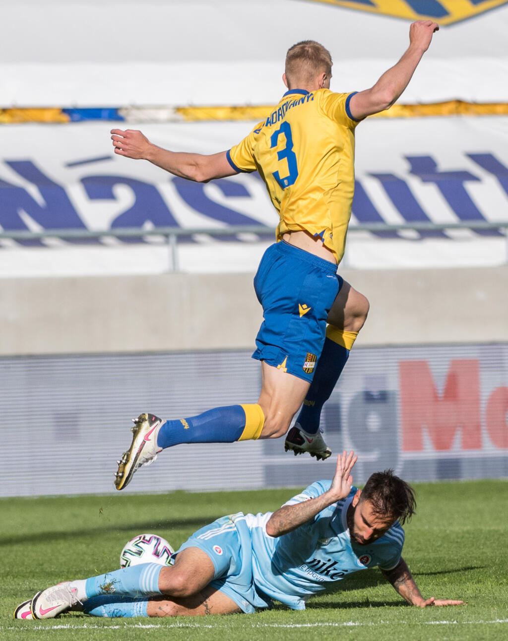 Na snímke hore Danilo Beskorovajnij (DAC) a dole Jose Antonio Delgado Villar (Slovan) bojujú o loptu počas zápasu 4. kola nadstavbovej časti Fortuna ligy v skupine o titul FC DAC 1904 Dunajská Streda - ŠK Slovan Bratislava v Dunajskej Strede v nedeľu 11. apríla 2021. FOTO TASR - Martin Baumann
