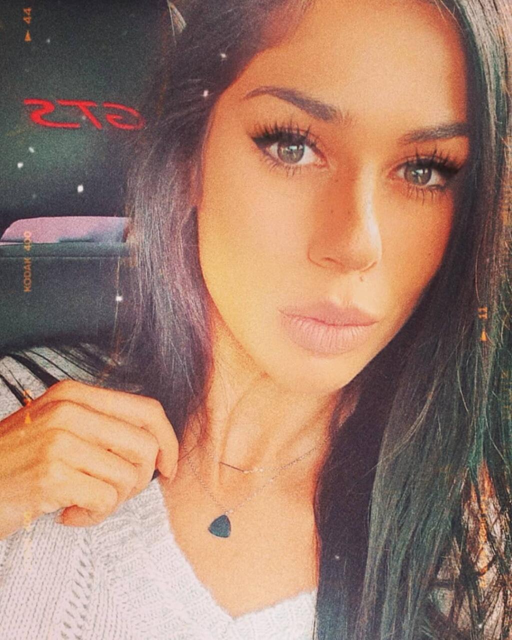 Sexi Nadia Alexandrovová pochádza z Bulharska a v Španielsku sa okrem futbalistu venuje predaju luxusných áut.