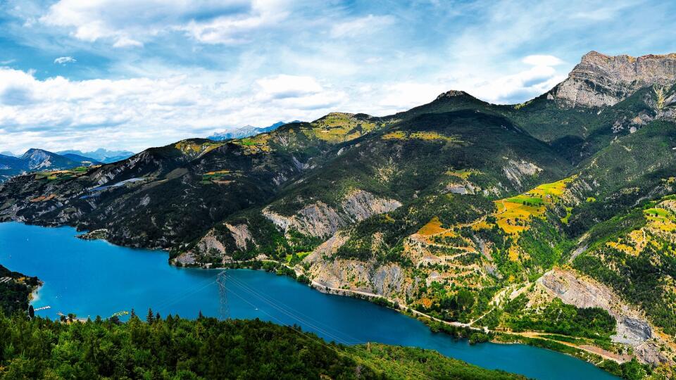 LAC DE SERRE-PONÇON Mohutná priehrada neďaleko Gapu.