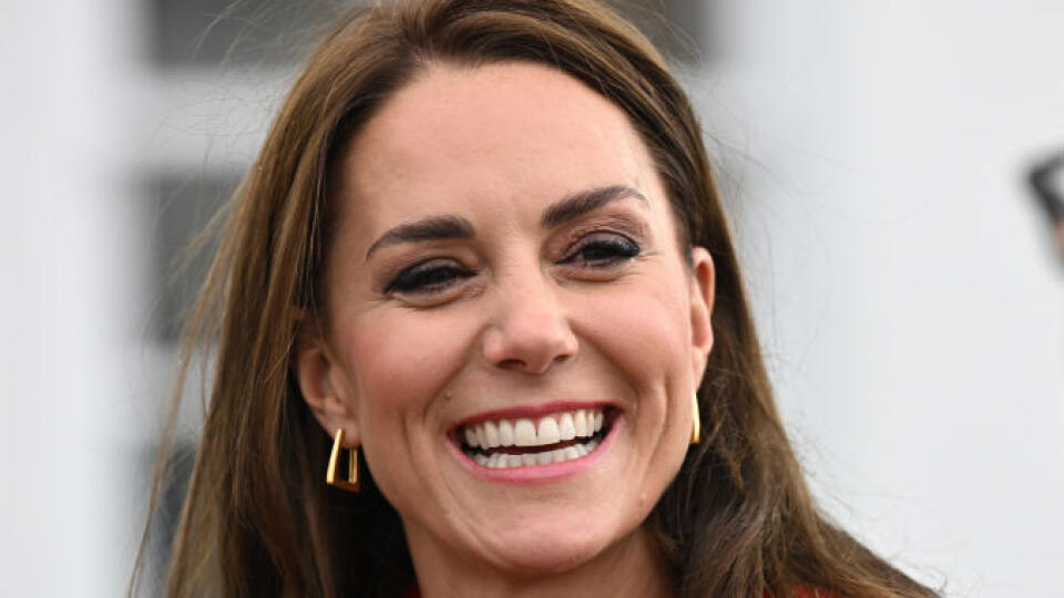 Bolo to pri tom prvýkrát od smrti kráľovnej Alžbety, čo sa Kate na verejnosti ukázala v odvážne farebnom outfite. V prvé dni po skončení smútku sa objavovala skôr v zemitých farbách, ktoré až tak nepútali pozornosť.
