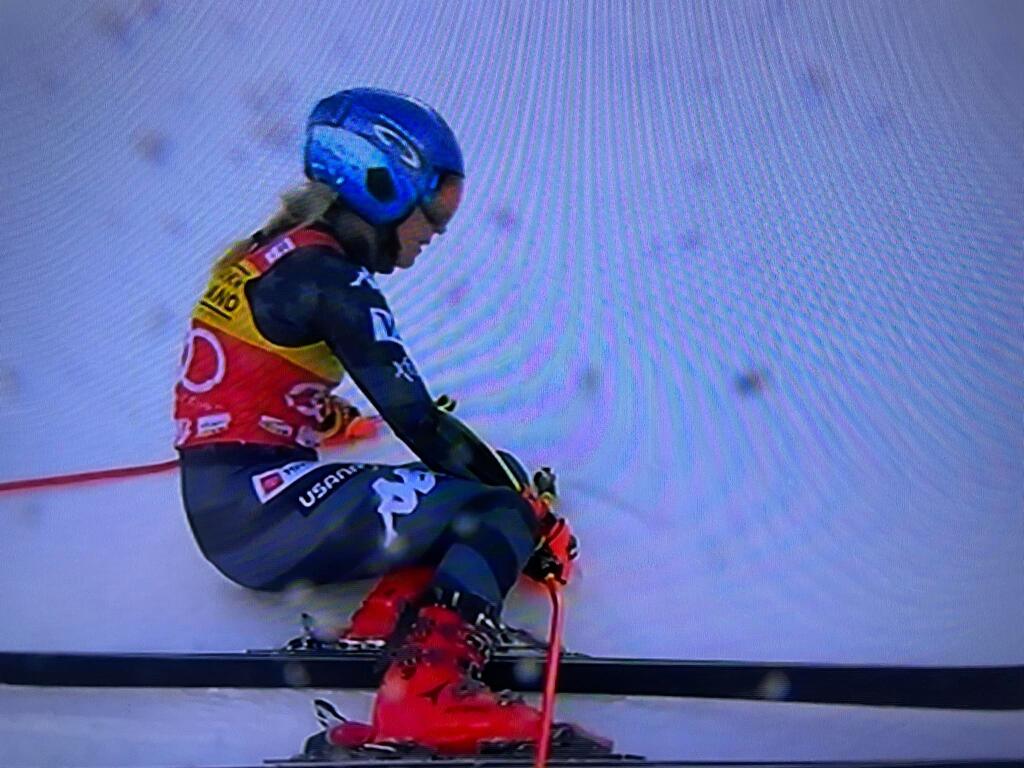 Shiffrinová sa po svojej jazde, ktorou zaknihovala ďalšie víťazstvo, doslova zložila. Pohľad na ňu dával jasne najavo, že je totálne vyčerpaná, a to nielen fyzicky, ale aj psychicky, čo potvrdila pred kamerami o pár minút neskôr.