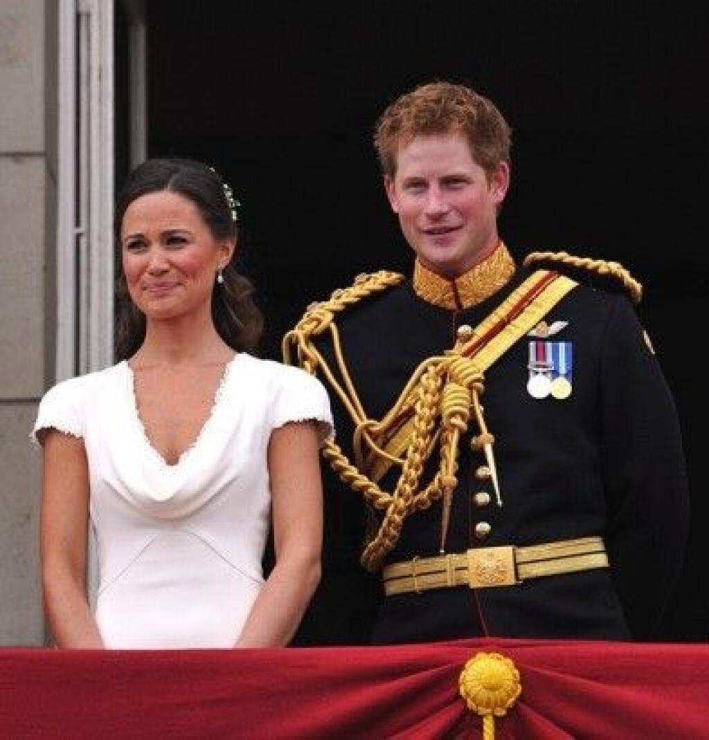 Pippa Middleton a princ Harry pôsobili na balkóne Buckinghamského paláca ako párik.