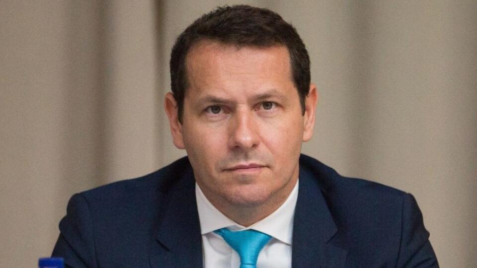 Dnes v dopoludňajších hodinách sa v našom hlavnom meste uskutoční tlačový brífing prezidenta Slovenského zväzu ľadového hokeja Martina Kohúta (48). Šéf SZĽH na ňom informuje o budúcnosti a fungovaní Tipsport ligy a tiež oficiálne oznámi svoje konečné rozhodnutie, či bude opäť kandidovať na pozíciu prezidenta zväzu.