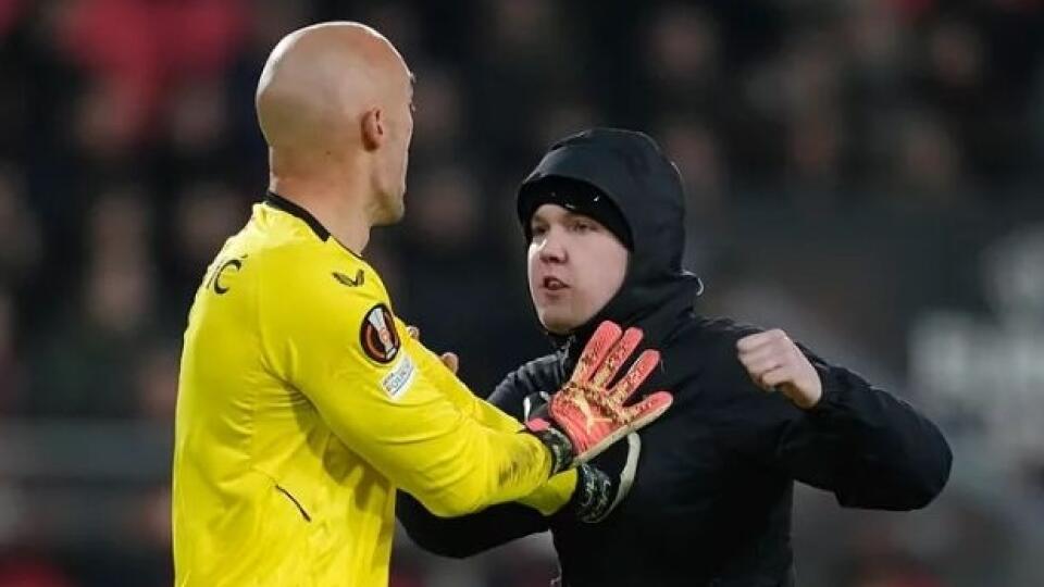 Holandský futbalový klub PSV Eindhoven udelil 40-ročný zákaz vstupu na štadión mužovi, ktorý vo februárovom zápase Európskej ligy proti FC Sevilla napadol na ihrisku brankára hostí Marka Dmitroviča.