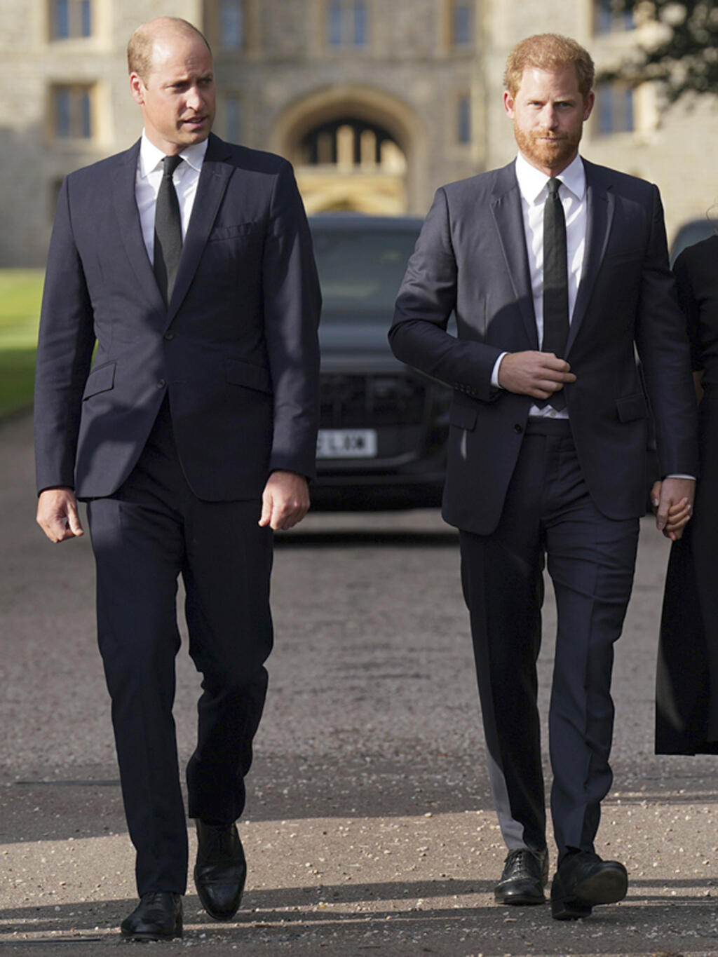 PK 88 Windsor - Na snímke zľava britský princ William a britský princ Harry počas návštevy pietneho miesta na pamiatku zosnulej britskej kráľovnej Alžbety II. pred hradom Windsor 10. septembra 2022. FOTo TASR/AP
Britain's Prince William, Prince of Wales, left and Prince Harry walk to meet members of the public at Windsor Castle, following the death of Queen Elizabeth II on Thursday, in Windsor, England, Saturday, Sept. 10, 2022. (Kirsty O'Connor/Pool Photo via AP)