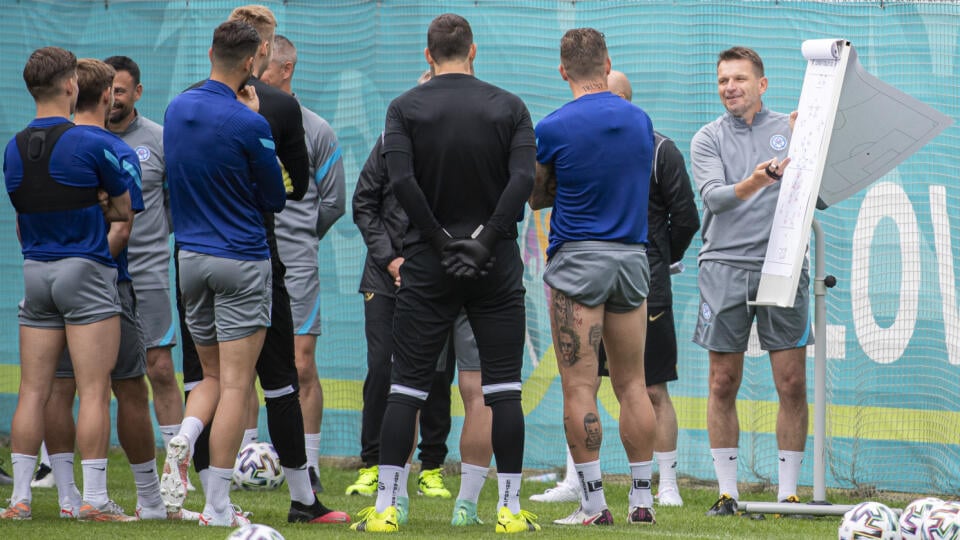 Slovenskí futbaloví reprezentanti odohrajú prvé dva zápasy európskeho šampionátu v Petrohrade. V prvom zápase, ktorý hrajú Slováci v pondelok 14. júna, čaká na nich výber Poľska, štvrťfinalista uplynulého šampionátu. Na snímke tréner slovenskej futbalovej reprezentácie Štefan Tarkovič (vpravo) počas tréningu v Petrohrade v nedeľu 13. júna 2021. FOTO TASR - Martin Baumann