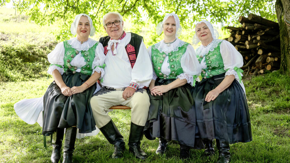 JÁN BOLECH obklopený folkloristkami.