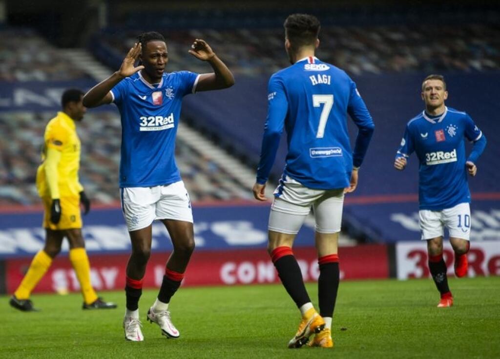 Škótsky futbalový klub Glasgow Rangers suspendoval svojich hráčov Jordana Jonesa a Georgea Edmundsona na porušenie protipandemických opatrení. Obaja futbalisti sa zúčastnili na večierku, čo im interné klubové nariadenia zakazujú.