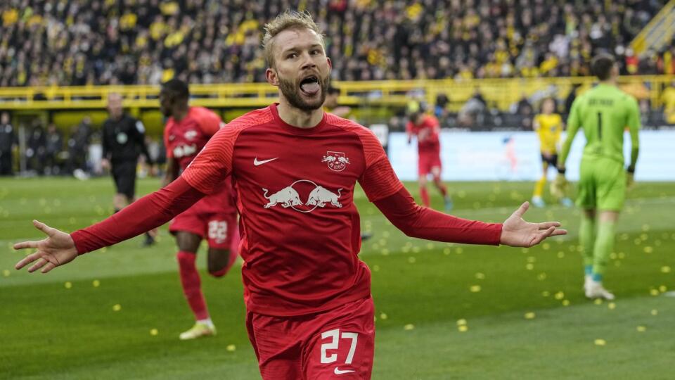 KK92 Dortmund - Futbalista Konrad Laimer z Lipska sa teší z gólu v zápase 28. kola nemeckej Bundesligy Borussia Dortmund - RB Lipsko 2. apríla 2022 v Dortmunde. FOTO TASR/AP
Leipzig's Konrad Laimer celebrates after scoring the opening goal during the German Bundesliga soccer match between Borussia Dortmund and RB Leipzig in Dortmund, Germany, Saturday, April 2, 2022. (AP Photo/Martin Meissner)