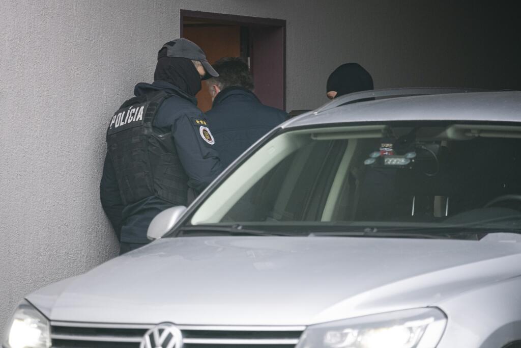 Bývalý šéf kontrarozviedky Slovenskej informačnej služby Ľubomír Arpáš prichádza v sprievode policajnej eskorty na Špecializovaný trestný súd v Pezinku 26. novembra 2020.