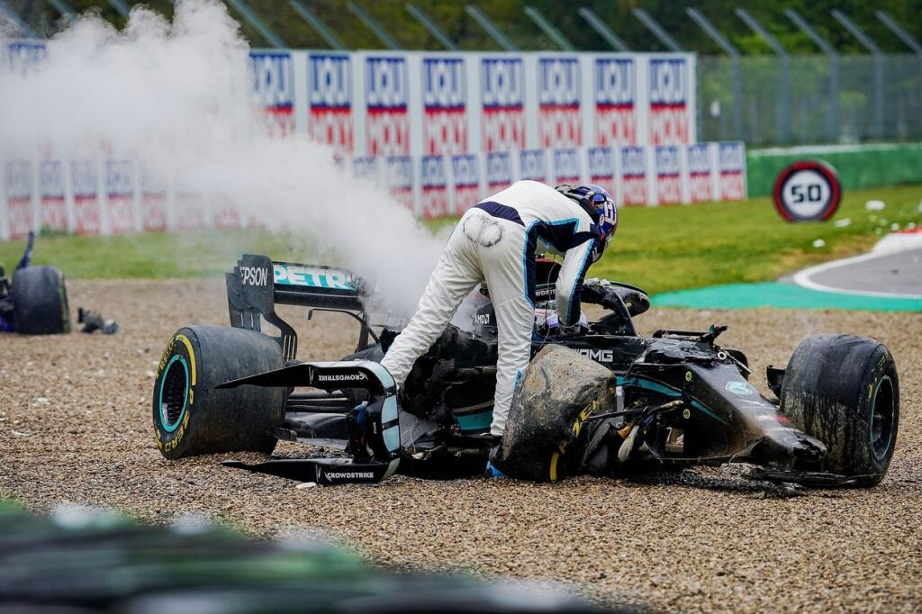 Mladý Russell po nehode prišiel za Fínom a povedal mu pár teplých slov, na čo Bottas zareagoval zdvihnutým prostredníkom.