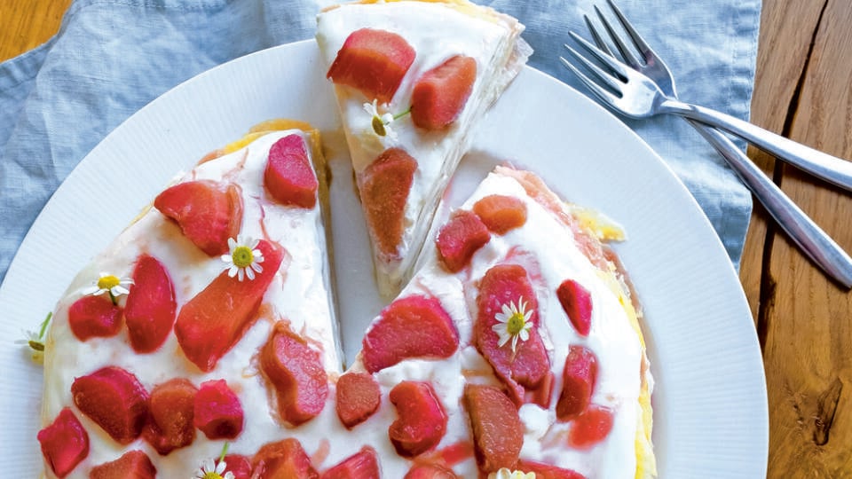 Palacinková torta s mascarpone a rebarborou