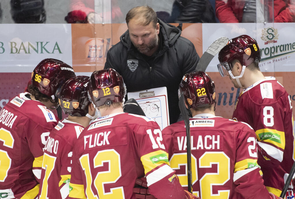 Na snímke tréner Trenčína Róbert Döme dáva pokyny svojim zverencom v zápase 20. kole hokejovej Tipos extraligy medzi HC Slovan Bratislava - HK Dukla Trenčín v Bratislave v piatok 25. novembra 2022.